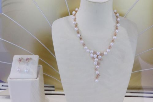 珠光閃耀 阮仕珍珠綻放首屆中國國際消費(fèi)品博覽會，引領(lǐng)珠寶首飾零售新風(fēng)尚